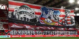 Το coreo των φίλων του Ολυμπιακού στην αναμέτρηση με τον ΠΑΟΚ