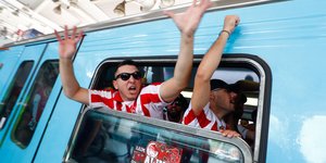 Φίλοι του Ολυμπιακού βγαίνουν... από τα παράθυρα του ηλεκτρικού