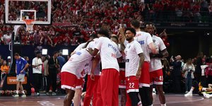 Οι παίκτες του Ολυμπιακού πριν το τζάμπολ στο ΟΑΚΑ