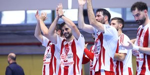 Οι παίκτες της ομάδας χάντμπολ του Ολυμπιακού πανηγυρίζουν