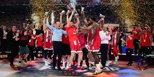 Ο Ολυμπιακός πανηγυρίζει την κατάκτηση της Euroleague στο ΟΑΚΑ