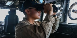 Δύο αμερικανικά πλοία πέρασαν τα Στενά του Ορμούζ