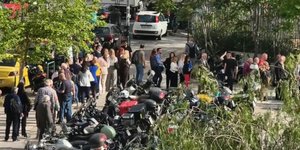 Ουρές έξω από το πρώην Ειρηνοδικείο