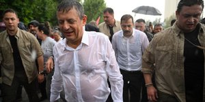 Πορεία προς την τουρκική Εθνοσυνέλευση υπό καταρρακτώδη βροχή πραγματοποίησε ο Οζγκούρ Οζέλ