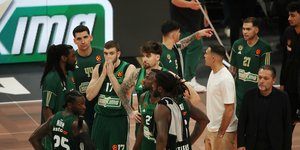 Οι παίκτες του Παναθηναϊκού AKTOR μετά την ήττα από τη Βαλένθια