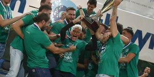 Ο Ρούλης Αγραπιδάκης και η ομάδα του Παναθηναϊκού σηκώνουν την κούπα της Volley League Ανδρών κατά τη διάρκεια της φιέστας στο «Π. Γιαννακόπουλος»