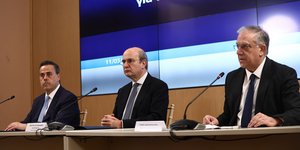 Ο αντιπρόεδρος της κυβέρνησης Κωστής Χατζηδάκης, ο υπουργός Ενέργειας Σταύρος Παπασταύρου και ο υπουργός Ανάπτυξης Τάκης Θεοδωρικάκος