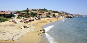 Η παραλία στις Καλύβες, στην περιοχή του Αποκόρωνα, ανατολικά των Χανίων στην Κρήτη