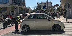 Αφαίρεση πινακίδων από Έλληνα Αστυνομικό 