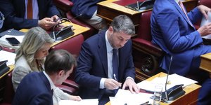 Ο πρόεδρος του ΠΑΣΟΚ, Νίκος Ανδρουλάκης στην Ολομέλεια της Βουλής