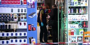 Αστυνομικοί στο κατάστημα της Πατησίων όπου έπεσαν πυροβολισμοί