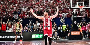 Ο Άλεκ Πίτερς πανηγυρίζει δικό του τρίποντο στον ημιτελικό με την Φενέρ