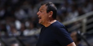 Ο Εργκίν Αταμάν την ώρα που έδινε οδηγίες στους παίκτες του στο εκτός έδρας ματς κόντρα στον ΠΑΟΚ 