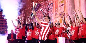 Ο Γιώργος Μπαρτζώκας με την κούπα της Euroleague 