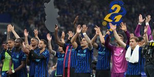 Οι παίκτες της Ίντερ πανηγύρισαν με την ψυχή τους την κατάκτηση του 21ου πρωταθλήματος 