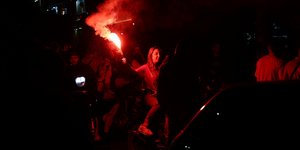 Οι φίλοι του Ολυμπιακού έχουν πλημμυρίσει όλους τους δρόμους στην Ελλάδα, μετά την κατάκτηση της Euroleague