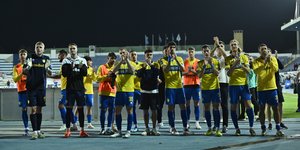 Οι παίκτες του Παναιτωλικού γιόρτασαν τη νίκη τους επί του Ατρομήτου με τους οπαδούς τους 