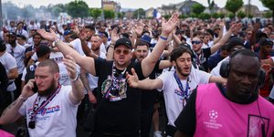 Οι φανατικοί φίλοι της Παρί Σεν Ζερμέν έβαψαν στα χρώματα της ομάδας τους τη Βουδαπέστη 
