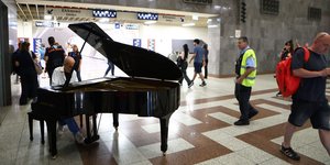 Πιάνο διαθέσιμο για τους επιβάτες στο μετρό του Συντάγματος - ΙΝΤΙΜΕ