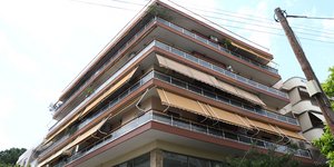 Η πολυκατοικία που στεγάζονταν το παράνομο γηροκομείο