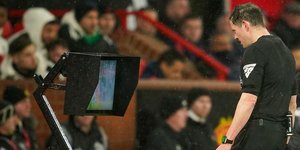 Άγγλος διαιτητής τσεκάρει το VAR σε αγώνα Premier League