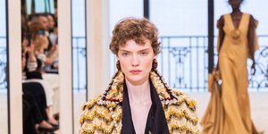 μοντέλο στην επίδειξη μόδας Chanel Cruise Collection 2026