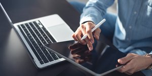 Άνδρας σε tablet και laptop