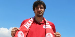 Ο Αλέξανδρος Ράπτης με τα χρώματα του Ολυμπιακού
