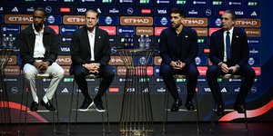 Οι εκπρόσωποι της Ρεάλ και της Βαλένθια κάθονται στα σκαμπό της συνέντευξης Τύπου