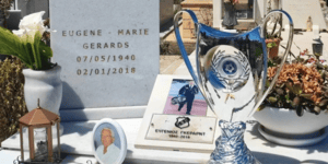 Ο τάφος του Ευγένιου Γκέραρντ με το τρόπαιο του Κυπέλλου Ελλάδος