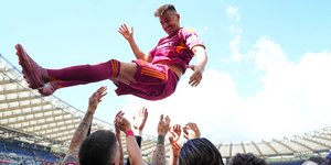 Οι παίκτες της Ρόμα πετάνε στον ουρανό τον Ελ Σαράουι πανηγυρίζοντας τη νίκη επί της Λάτσιο