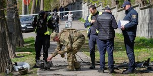 Οι ουκρανικές αρχές εξετάζουν συντρίμμια ρωσικού drone, μετά από επίθεση στο Κίεβο