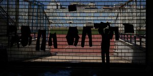 Λιβανέζος απλώνει ρούχα στο Camille Chamoun Sports City Stadium
