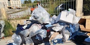 Πρόστιμο 500€ για παράνομη απόρριψη ρούχων 