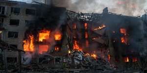 Φλεγόμενο κτίριο στον πόλεμο Ουκρανίας - Ρωσίας 