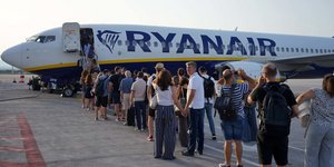 Επιβάτες επιβιβάζονται σε αεροσκάφος της Ryanair στην Ελλάδα