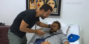 Ο Σάκης Τανιμανίδης επισκέπτεται τον Μάριο - Πρίαμο Ιωαννίδη στο νοσοκομείο, μετά το τροχαίο ατύχημα του 2017 στο Survivor