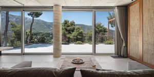 Το φως μπαίνει στον χώρο και «κάθεται» πάνω στα υλικά, αναδεικνύοντας τις υφές τους/ Φωτογραφία: Γιώργος Αναστασάκης