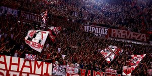 Οι φίλαθλοι του Ολυμπιακού στο Στάδιο Ειρήνης και Φιλίας 