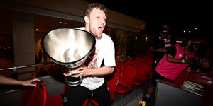 Ο Σάσα Βεζένκοφ με το τρόπαιο της Euroleague στην διαδρομή του ανοιχτού πούλμαν του Ολυμπιακού