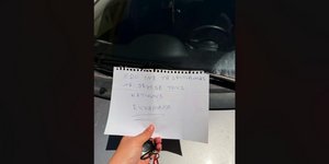Σημείωμα σε παράνομα παρκαρισμένο αυτοκίνητο 