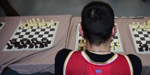 Τρεις σκακιέρες και ένας άνθρωπος με πλάτη