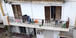 Το σπίτι στους Αγίους Αναργύρους που έμεναν σε άθλιες συνθήκες 3 παιδιά - Φωτ: ΙΝΤΙΜΕ