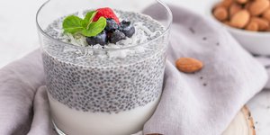σπόροι chia σε γάλα και σε νερό