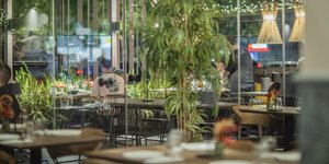 τραπέζια φωτιστικά εστιατόριο σερβιτόρος Αθηνα Μαρούσι Striggla 