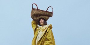 Από ένα μικρό χωριό στον Dior: Η 28χρονη που μάγεψε τον γαλλικό οίκο με την παράδοση του τόπου της