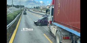 Σύγκρουση αυτοκινήτου με φορτηγό