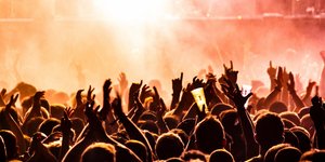 Όλο και περισσότερες μπάντες και μουσικοί επιλέγουν συνειδητά να παίζουν σε μικρότερους χώρους από εκείνους που πραγματικά θα μπορούσαν να γεμίσουν / UNSPLASH