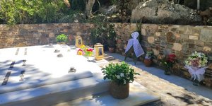 Ο οικογενειακός τάφος του Κωνσταντίνου και της Μαρίκας Μητσοτάκη