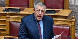 Ο υφυπουργός Υποδομών και Μεταφορών, Νίκος Ταχιάος στη Βουλή 